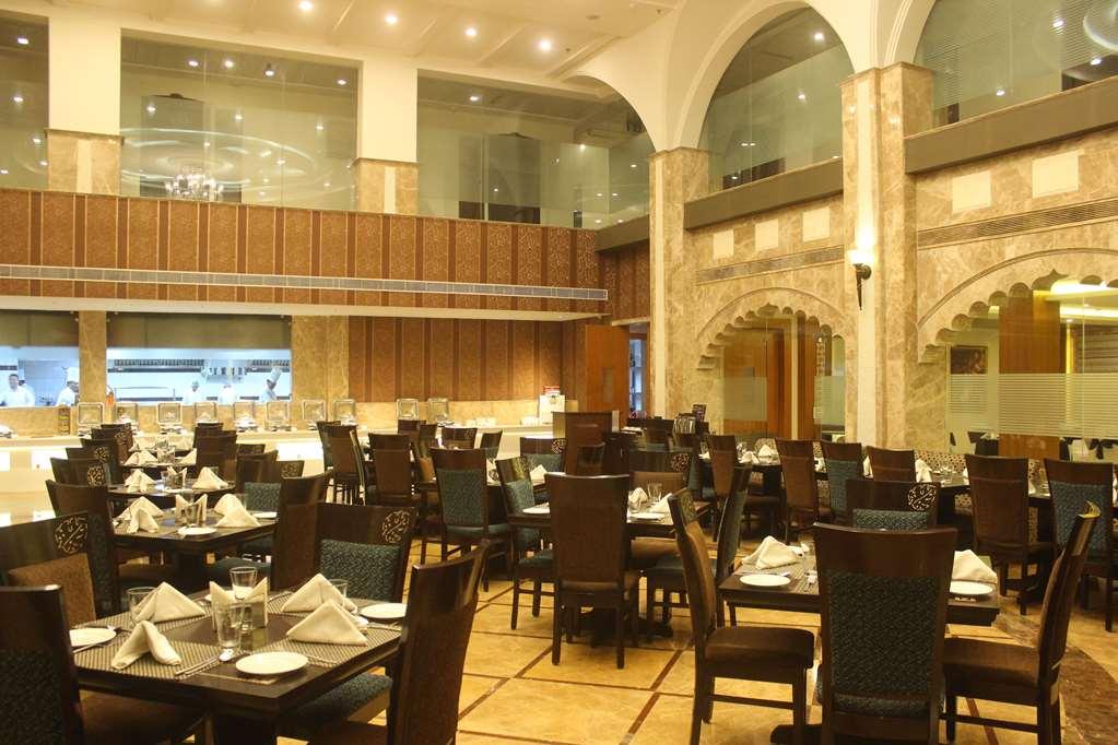 Ramada By Wyndham Varanasi Katesar Chandauli Ресторан фото